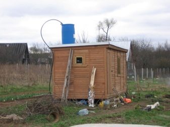 Zbiornik na wodę na dachu domku letniskowego