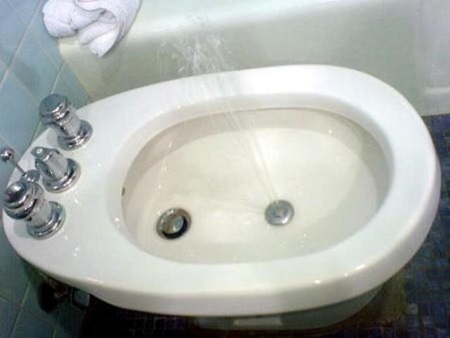 Bidet spływający do góry