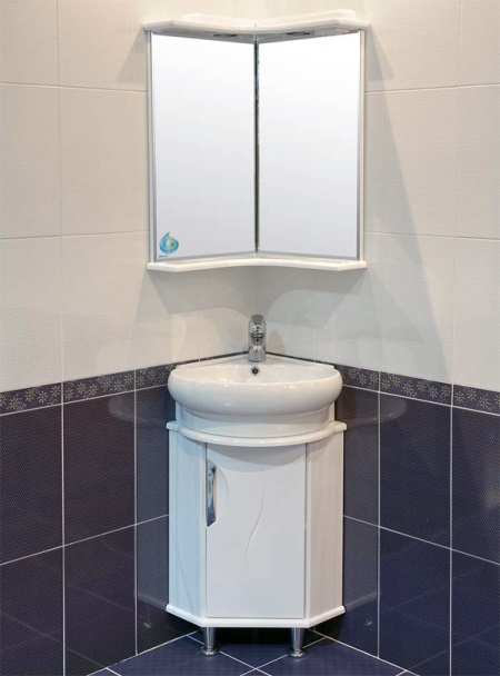 Lavabo d'angle avec meuble et miroir